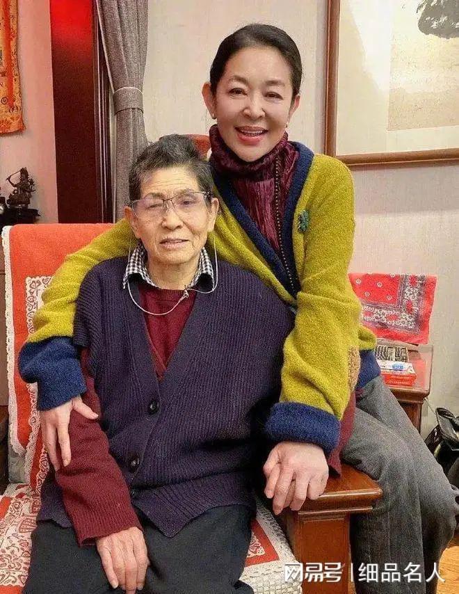 异后一直单身73岁去国外照顾外孙千亿球友会倪萍的母亲倪道香：离(图11)
