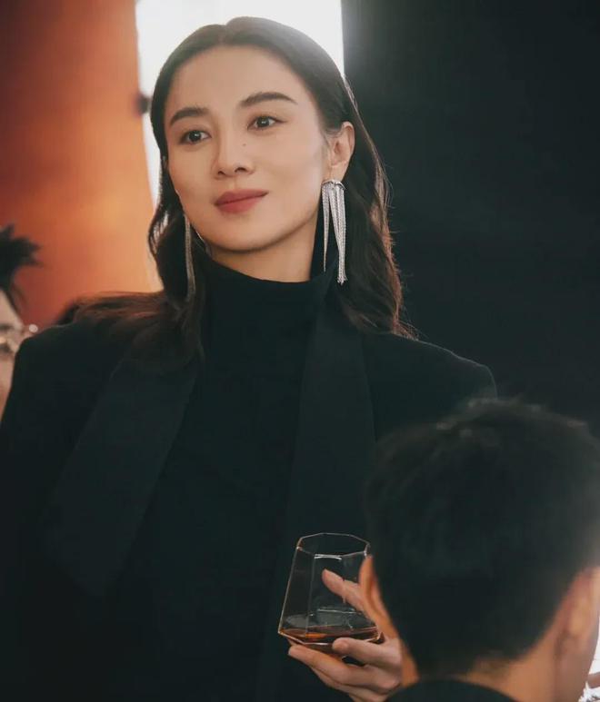 才发现羽绒服不搭半身裙高跟鞋很高级qy千亿国际看了宋佳4套羽绒服穿搭(图2)